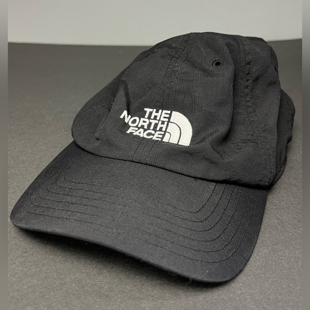 The North Face- Black/White‎ unstructured hat, Pre- Owned